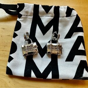 Marc Jacobs “Tote Bag” pendants Huggies in silver.
